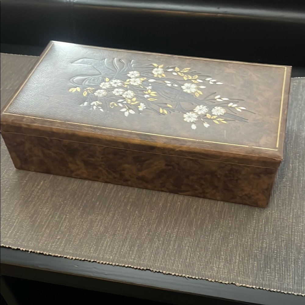 Floral embossed vintage Jewelry Box - Picture 4 of 9